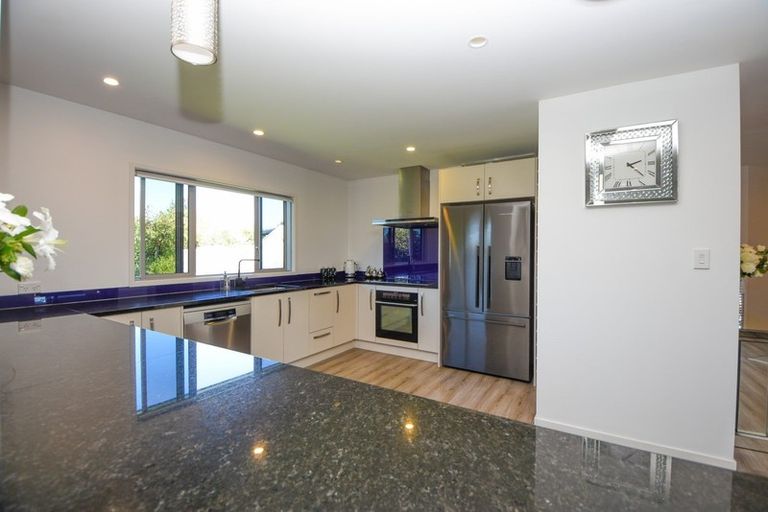 Photo of property in 2 The Glade, Carterton, 5713