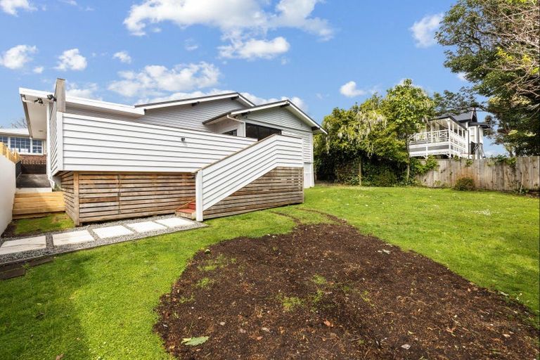 Photo of property in 30 Waiwaka Terrace, Strandon, New Plymouth, 4312