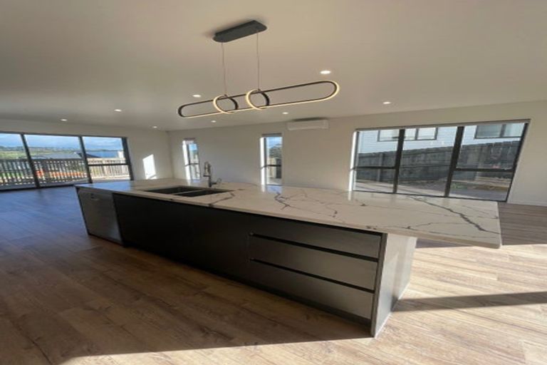 Photo of property in 4 Celestial Crescent, Orewa, 0931