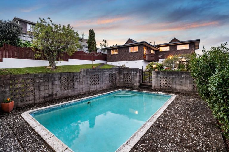 Photo of property in 8 Helvetia Drive, Browns Bay, Auckland, 0630
