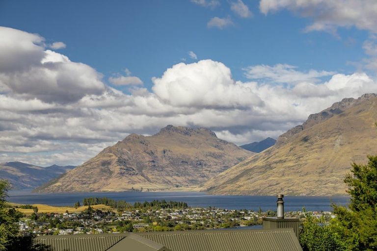 Photo of property in 13 Goldleaf Hill, Queenstown, 9300