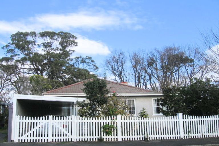 Photo of property in 2 Bracken Street, Hospital Hill, Napier, 4110