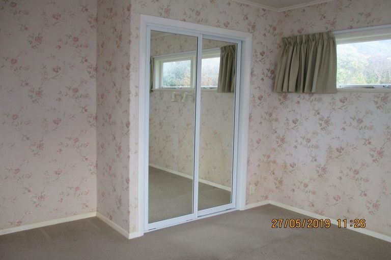 Photo of property in 16 Saint Edmund Crescent, Tawa, Wellington, 5028