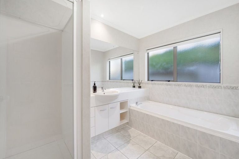 Photo of property in 218 Kilkenny Drive, East Tamaki Heights, Auckland, 2016