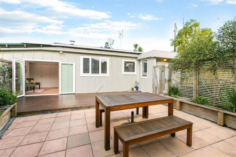 Photo of property in 55 Sunset Road, Totara Vale, Auckland, 0632