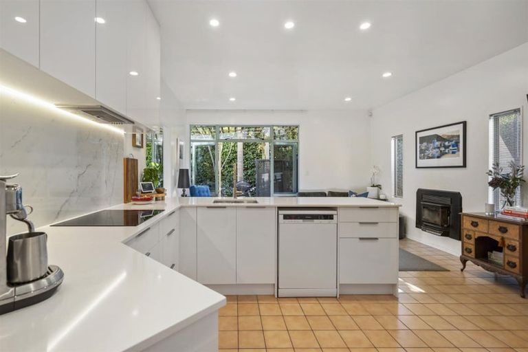 Photo of property in 2/110 Aberdeen Road, Campbells Bay, Auckland, 0620