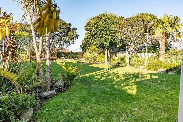Photo of property in 23 Rangihiroa Street, Waikanae Beach, Waikanae, 5036