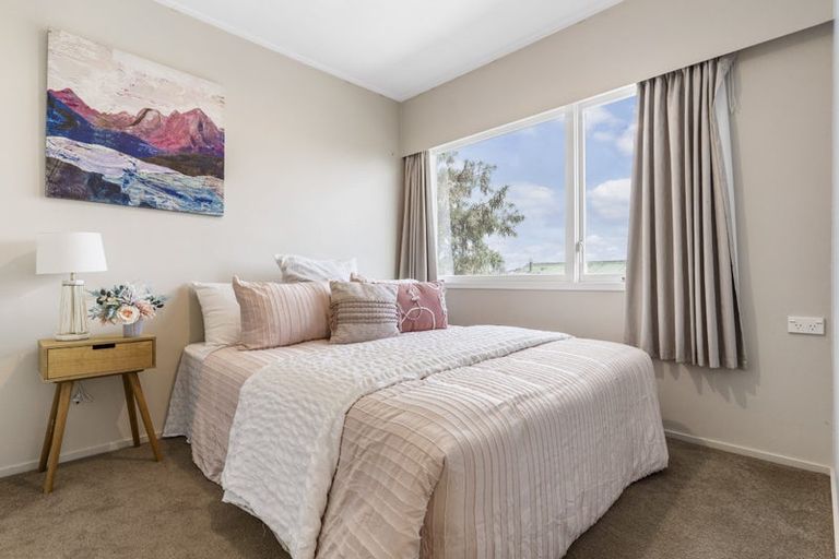 Photo of property in 21a Cleve Road, Green Bay, Auckland, 0604