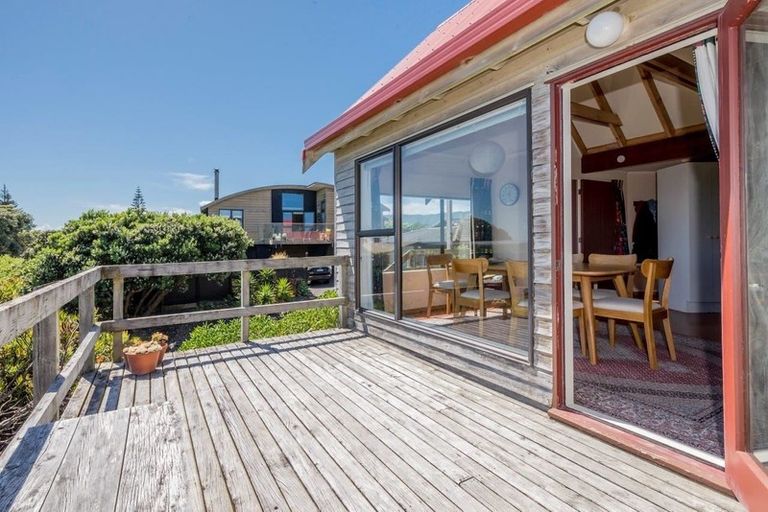 Photo of property in 6 Stonewall Grove, Waikanae Beach, Waikanae, 5036