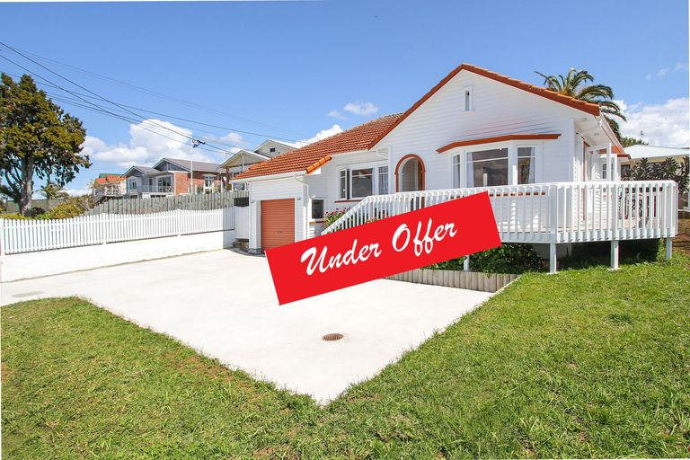 Photo of property in 32 Te Atatu Road, Te Atatu South, Auckland, 0610