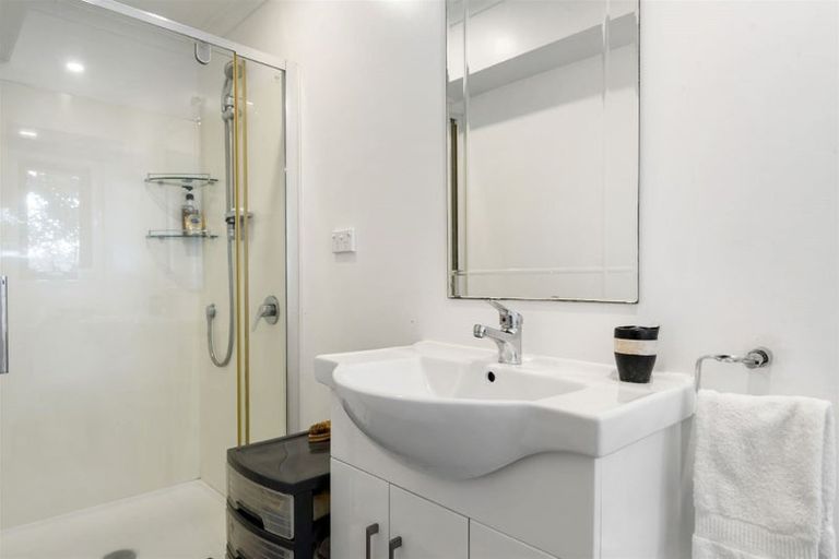 Photo of property in 2/1 Mulberry Place, Glenfield, Auckland, 0629