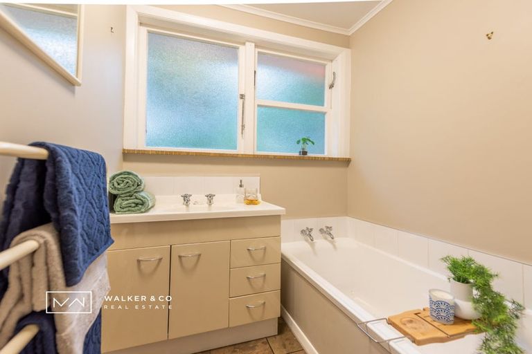 Photo of property in 28 Pinehaven Road, Pinehaven, Upper Hutt, 5019