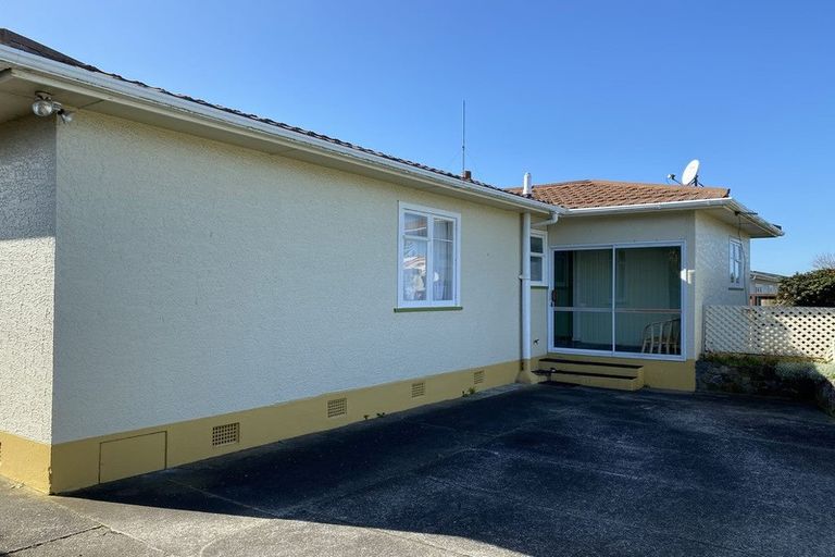 Photo of property in 4 Tongariro Street, Castlecliff, Whanganui, 4501