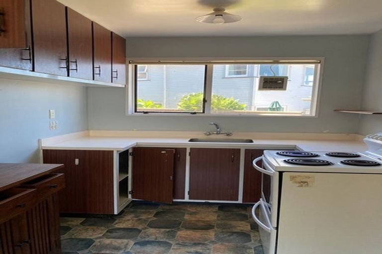 Photo of property in 2/100 Lyall Parade, Lyall Bay, Wellington, 6022