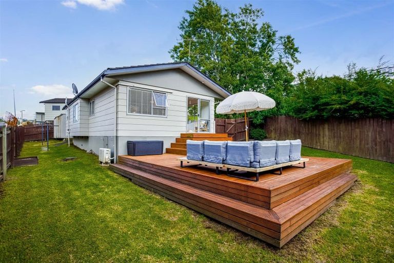 Photo of property in 2/9 Cedar Heights Avenue, Massey, Auckland, 0614