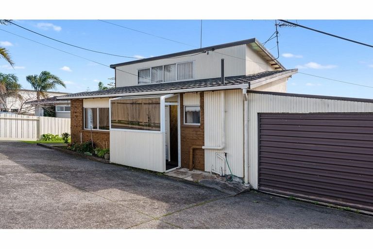 Photo of property in 2/58 Pupuke Road, Hillcrest, Auckland, 0627