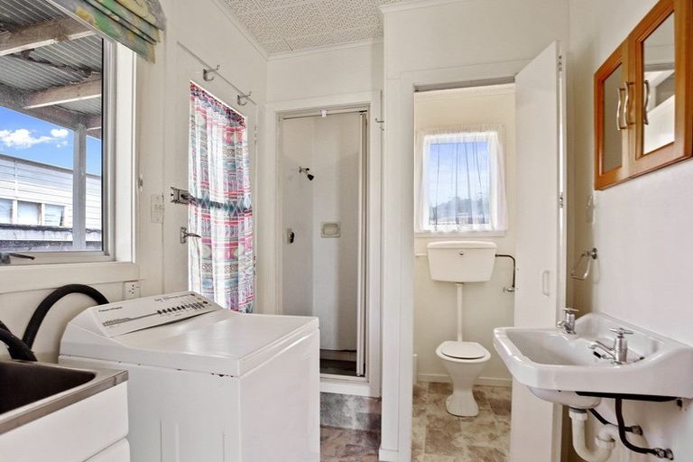 Photo of property in 16 Banks Street, Cooks Beach, Whitianga, 3591