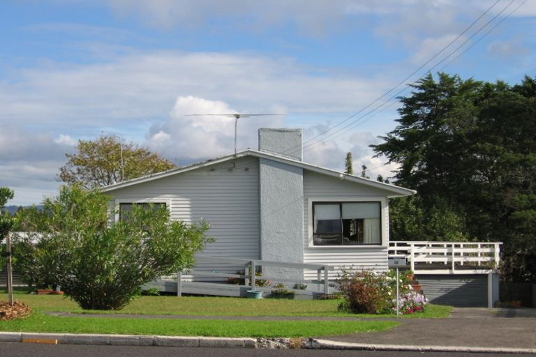 Photo of property in 40 Gloria Avenue, Te Atatu Peninsula, Auckland, 0610