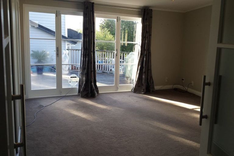 Photo of property in 5a Queen Mary Avenue, New Lynn, Auckland, 0600