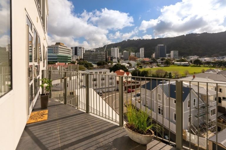 Photo of property in Stadium Garden Flats, 402/107 Thorndon Quay, Pipitea, Wellington, 6011