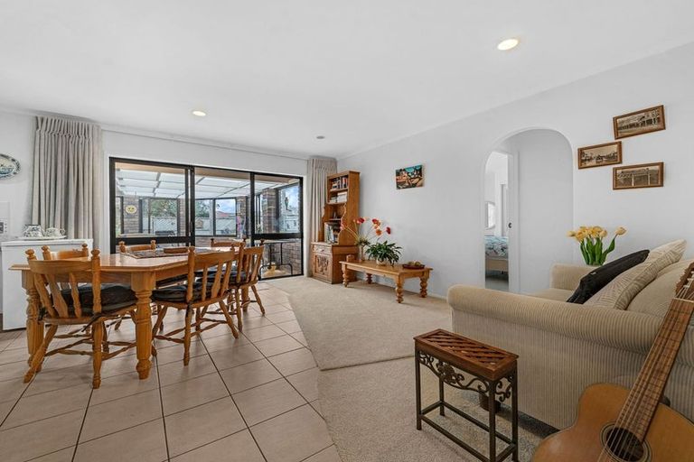 Photo of property in 120 Walter Strevens Drive, Conifer Grove, Takanini, 2112