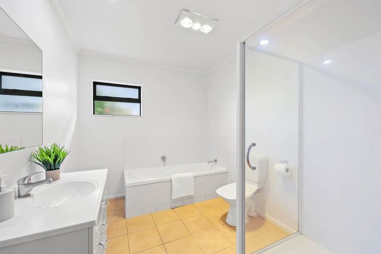 Photo of property in 37 Nicholas Gibbons Drive, Clendon Park, Auckland, 2103