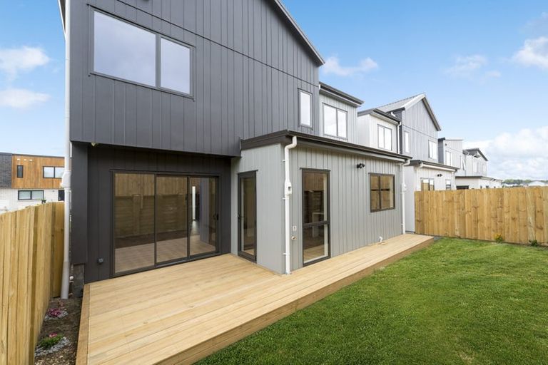 Photo of property in 33 Taipahitini Road, Rosehill, 2113