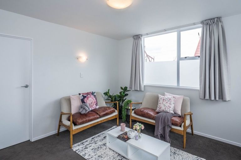 Photo of property in 1/127 Queens Drive, Lyall Bay, Wellington, 6022