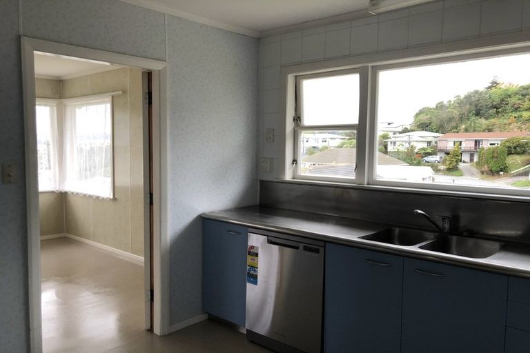Photo of property in 75 Kenmore Street, Newlands, Wellington, 6037