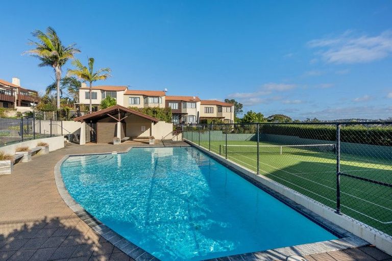 Photo of property in 10/8 Tobago Place, Sunnynook, Auckland, 0620