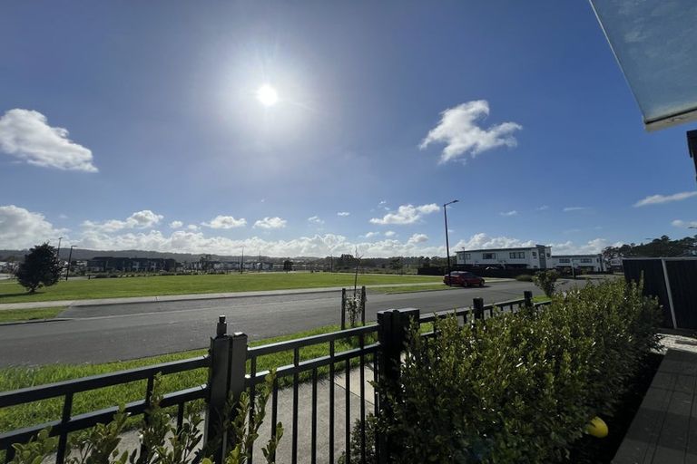 Photo of property in 11 Lumbarda Drive, Kumeu, 0810