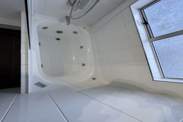 Photo of property in 1/3 Miraka Place, Birkenhead, Auckland, 0626