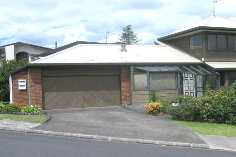 Photo of property in 2/50 James Evans Drive, Northcote, Auckland, 0627