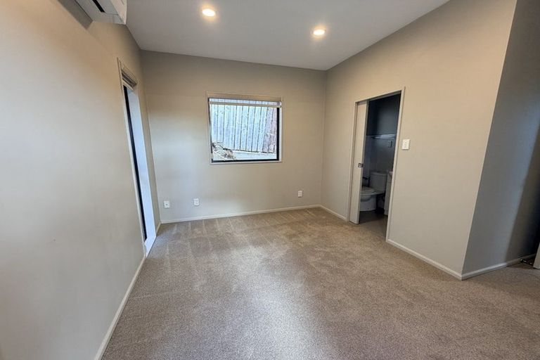 Photo of property in 2/24 Bonito Place, Bayview, Auckland, 0629