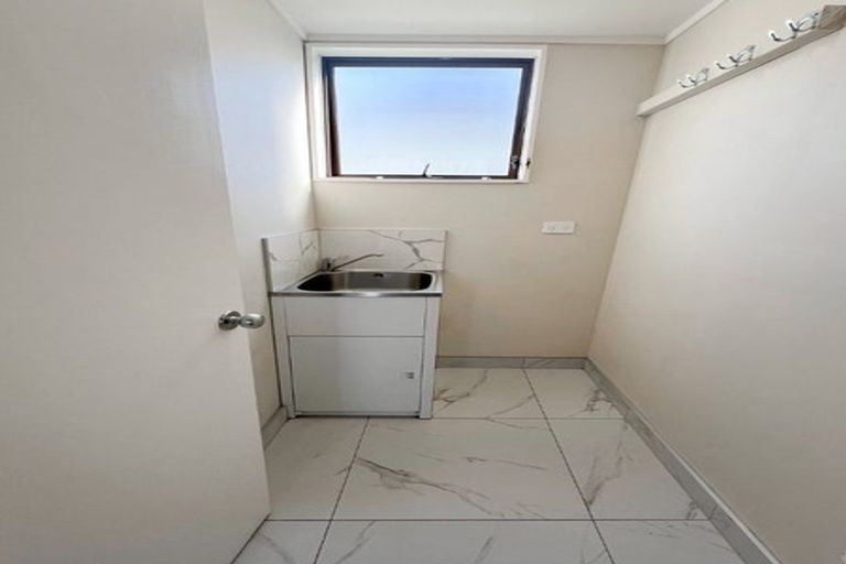 Photo of property in 3/25a Beach Road, Te Atatu Peninsula, Auckland, 0610