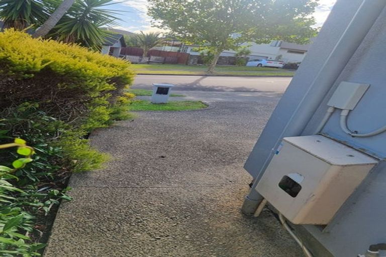 Photo of property in 7 Harrowglen Drive, Northcross, Auckland, 0632