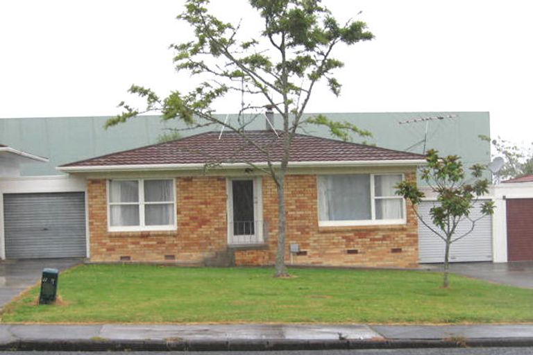 Photo of property in 1/50 Cheval Drive, Totara Vale, Auckland, 0629