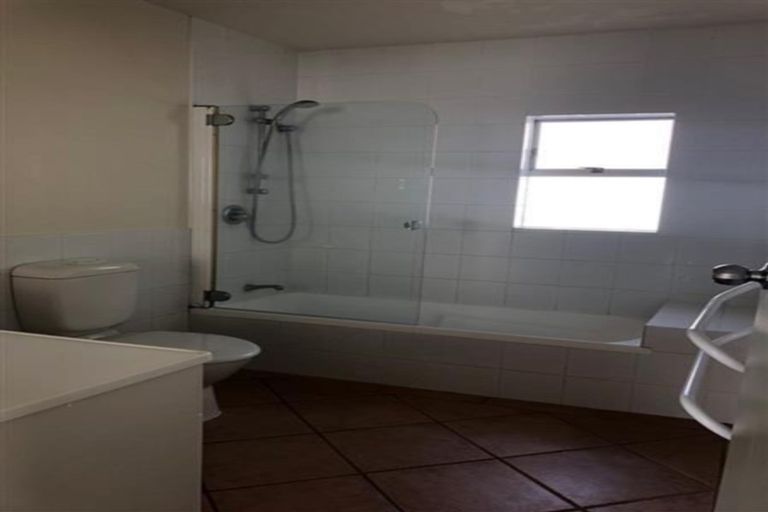 Photo of property in 25 Roberts Avenue, Bayswater, Auckland, 0622