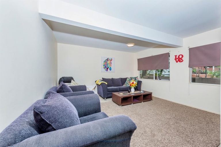 Photo of property in 16 Lagoon Way, West Harbour, Auckland, 0618
