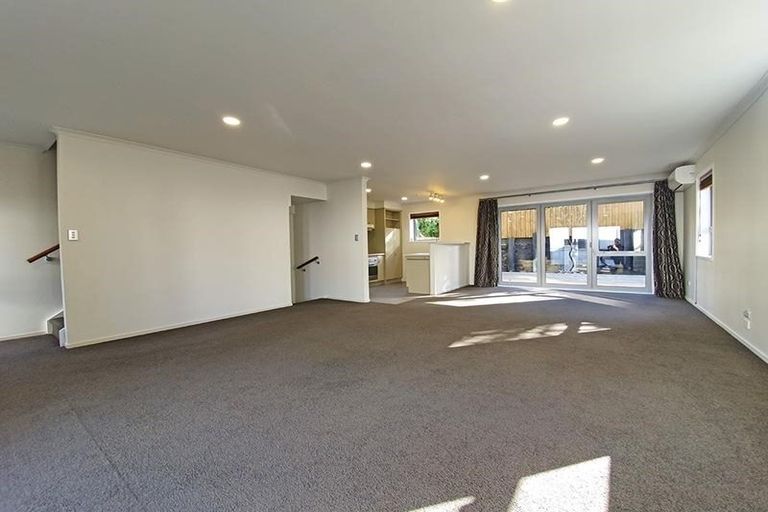 Photo of property in 6/13 Kaihu Street, Northcote, Auckland, 0627