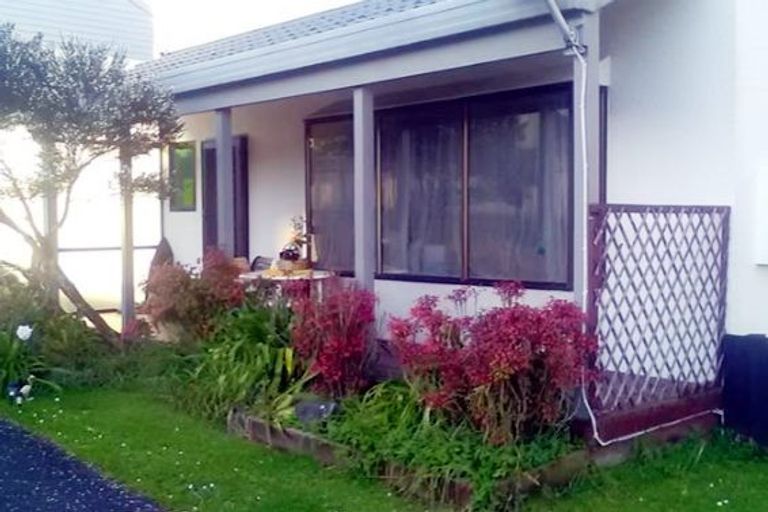 Photo of property in 102a Manhattan Heights, Glendene, Auckland, 0602