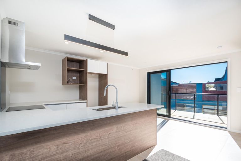 Photo of property in 2/65 College Road, Northcote, Auckland, 0627