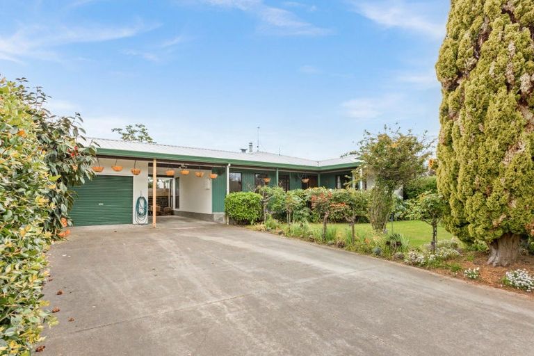 Photo of property in 11 Deakin Place, Clive, 4102