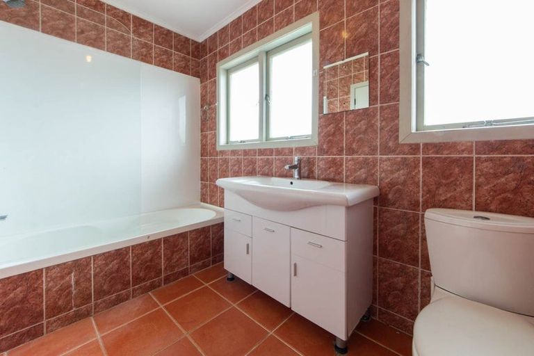 Photo of property in 30 Edmonton Road, Henderson, Auckland, 0612