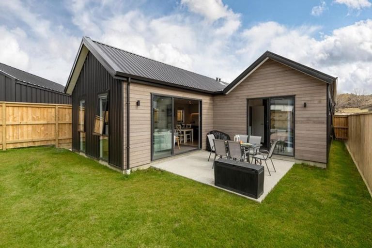 Photo of property in 33 Drysdale Road, Jacks Point, 9371