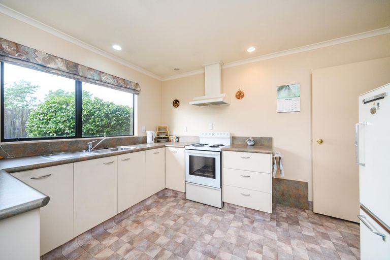 Photo of property in 19 Woburn Place, Takaro, Palmerston North, 4412