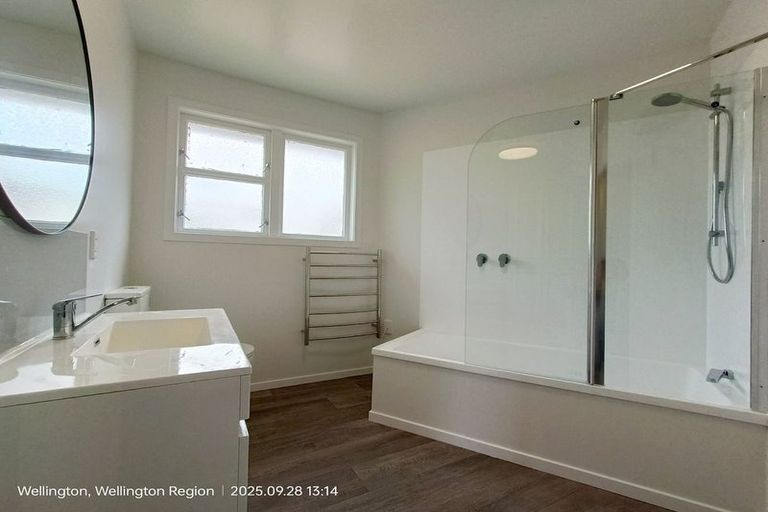 Photo of property in 35 Kenmore Street, Newlands, Wellington, 6037