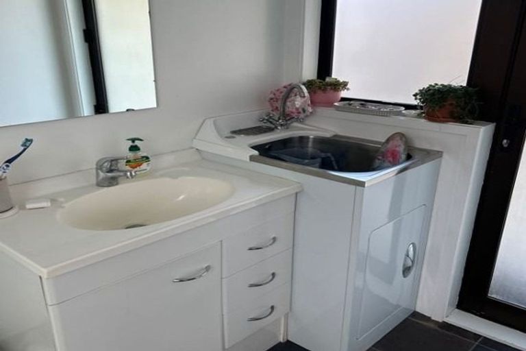 Photo of property in 8 Wallis Street, Raglan, 3225