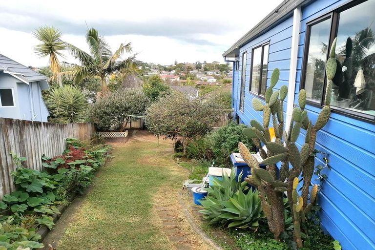 Photo of property in 1/11 Strabo Place, Windsor Park, Auckland, 0632