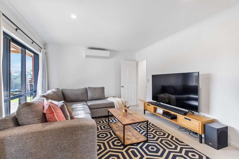 Photo of property in 9 Croftview Road, Wattle Downs, Auckland, 2103